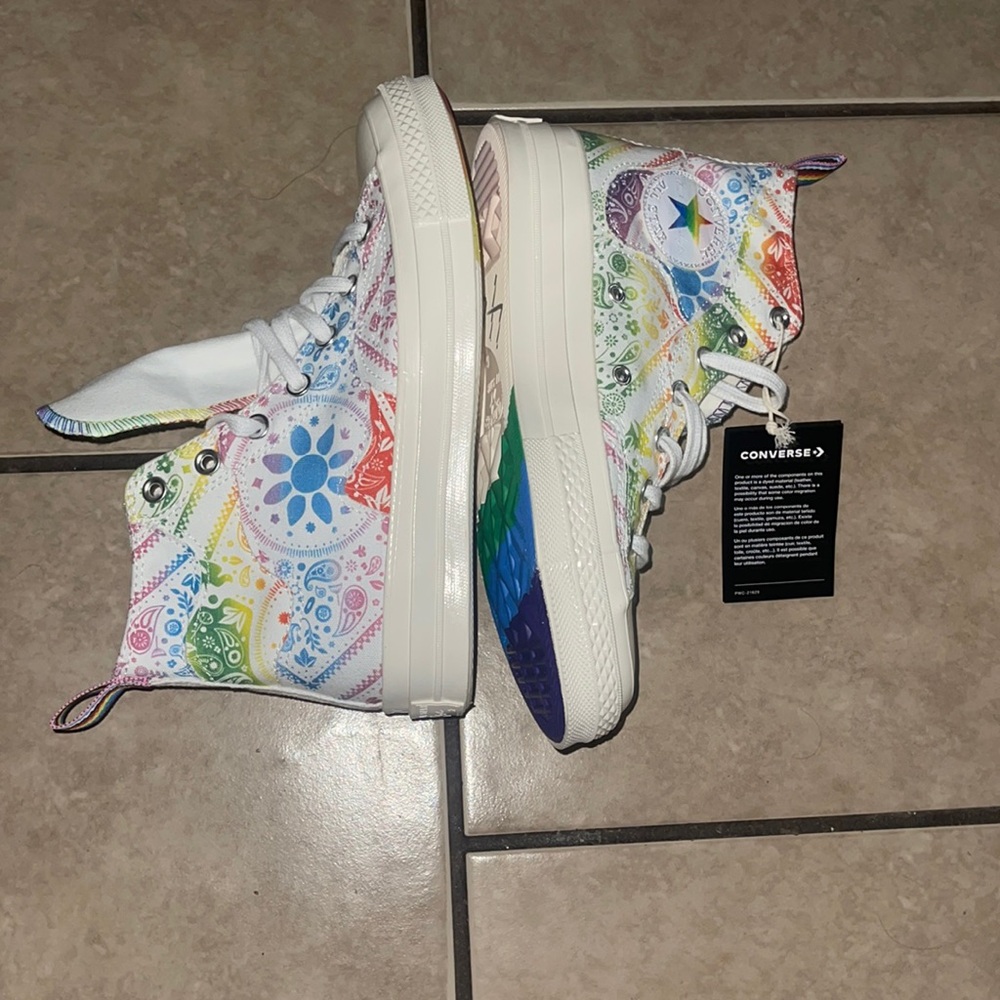 Unisex converse size 6 in men’s and 8 in women’s